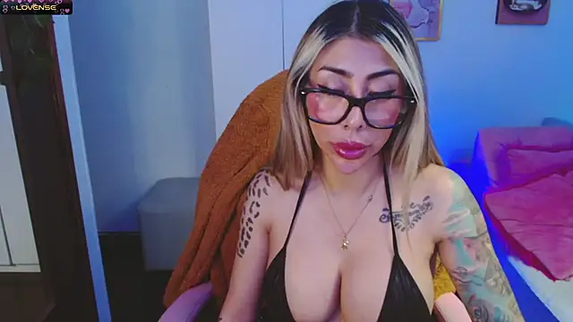 Snapshot of Martina_Dash chatting on 03-20-25, 12:30 Martina Dash online show from 03-20-25, 12:30