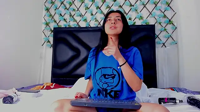 Snapshot of EmmaWilliamss chatting on 03-26-26, 02:00 EmmaWilliamss online show from 03-26-26, 02:00