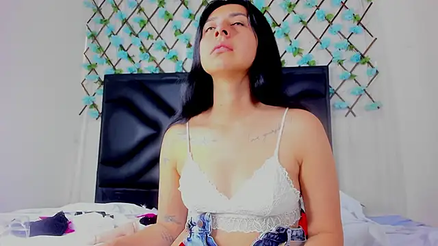 Snapshot of EmmaWilliamss chatting on 06-15-26, 11:56 EmmaWilliamss online show from 06-15-26, 11:56