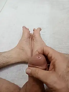 Snapshot of Hardapple01 chatting on 12-14-24, 02:01 Hardapple01 online show from 12-14-24, 02:01