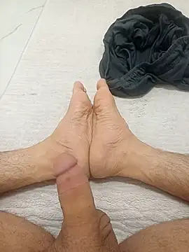 Snapshot of Hardapple01 chatting on 09-27-25, 04:17 Hardapple01 online show from 09-27-25, 04:17