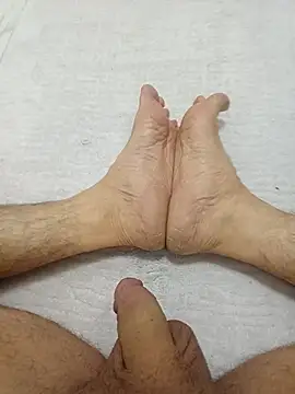 Snapshot of Hardapple01 chatting on 10-19-25, 07:20 Hardapple01 online show from 10-19-25, 07:20