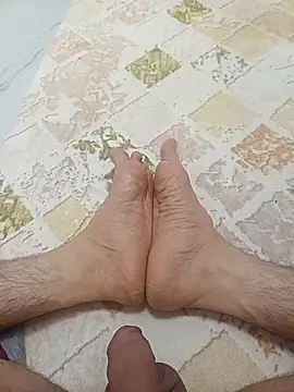 Snapshot of Hardapple01 chatting on 02-14-26, 04:09 Hardapple01 online show from 02-14-26, 04:09