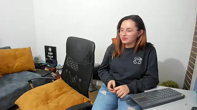 Snapshot of _girls_on_fire_ chatting on 03-01-25, 02:26 girls on fire online show from 03-01-25, 02:26