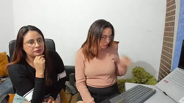 Snapshot of _girls_on_fire_ chatting on 03-06-25, 02:30 girls on fire online show from 03-06-25, 02:30