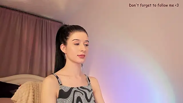 Snapshot of LauraCoy chatting on 02-06-25, 11:48 LauraCoy online show from 02-06-25, 11:48