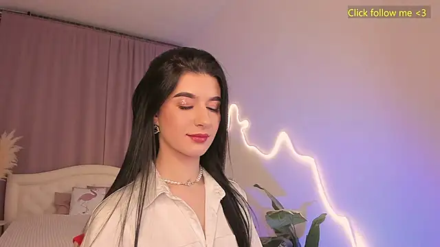 Snapshot of LauraCoy chatting on 03-18-26, 08:45 LauraCoy online show from 03-18-26, 08:45