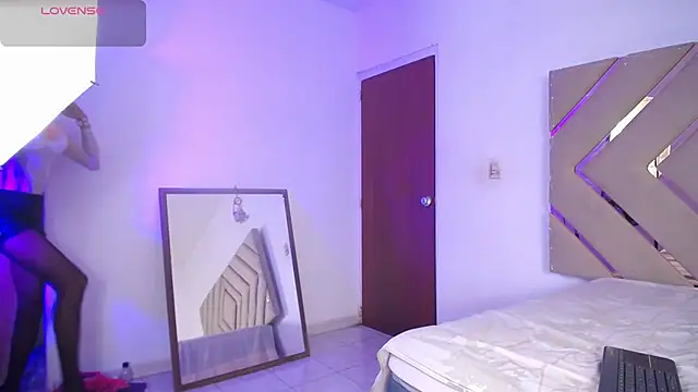 Snapshot of Raven_foxter1 chatting on 12-13-24, 04:22 Raven foxter1 online show from 12-13-24, 04:22