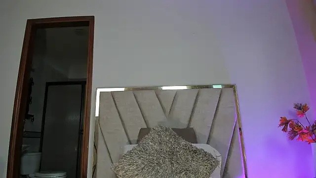 NoraDasilva online show from 03-07-26, 01:02