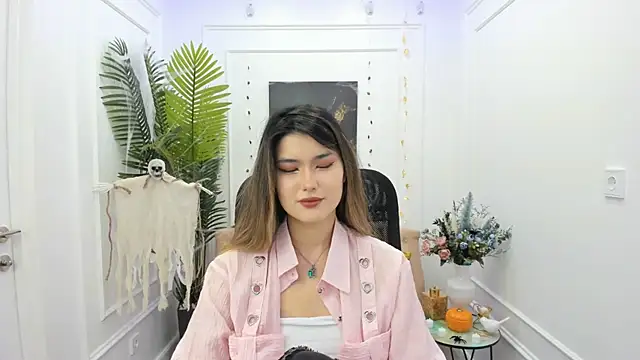 AnneTLi online show from 10-16-25, 03:18