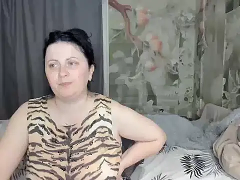 Snapshot of Lillian2 chatting on 11-06-25, 02:12 Lillian2 online show from 11-06-25, 02:12