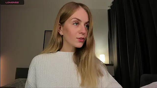 Snapshot of Alice_Dias chatting on 11-10-25, 12:48 Alice Dias online show from 11-10-25, 12:48