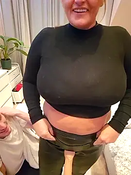 Snapshot of Isabellaa04 chatting on 11-14-25, 03:44 Isabellaa04 online show from 11-14-25, 03:44