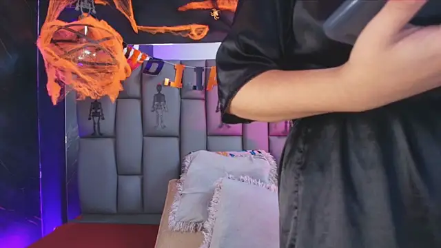  MiaBrown  online show from 10-28-25, 12:09