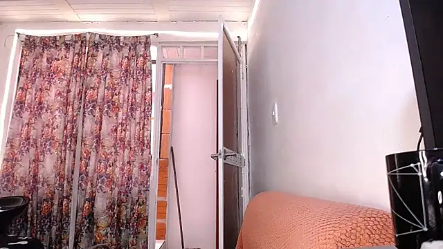 Snapshot of yselahot chatting on 09-25-25, 04:43 yselahot online show from 09-25-25, 04:43