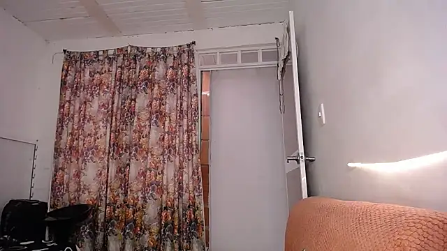 Snapshot of yselahot chatting on 10-11-25, 04:16 yselahot online show from 10-11-25, 04:16