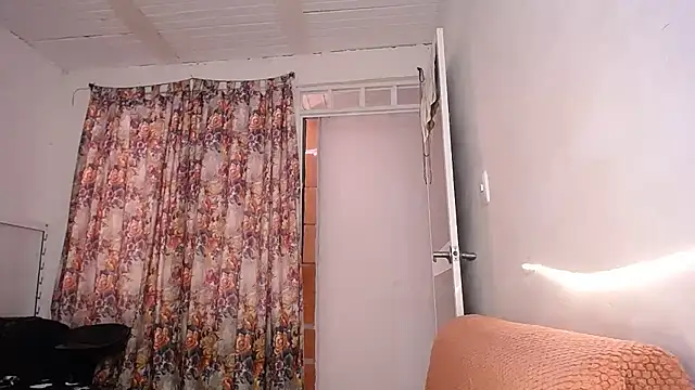 Snapshot of yselahot chatting on 10-15-25, 06:19 yselahot online show from 10-15-25, 06:19