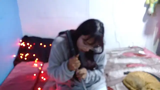 Snapshot of clarisse69 chatting on 12-17-25, 11:44 clarisse69 online show from 12-17-25, 11:44