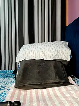 Snapshot of luxusroyce chatting on 11-06-25, 02:23 luxusroyce online show from 11-06-25, 02:23