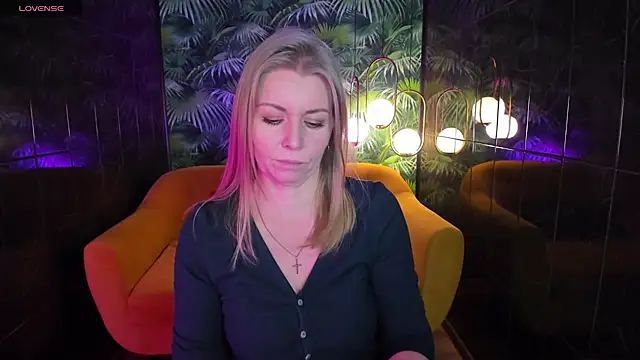 Snapshot of Annie_Light chatting on 12-05-24, 08:55 Annie Light online show from 12-05-24, 08:55