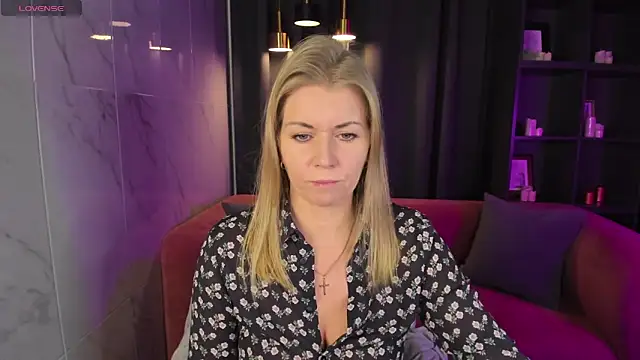 Snapshot of Annie_Light chatting on 12-19-24, 06:34 Annie Light online show from 12-19-24, 06:34