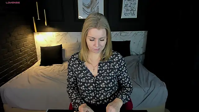 Snapshot of Annie_Light chatting on 01-27-25, 08:51 Annie Light online show from 01-27-25, 08:51
