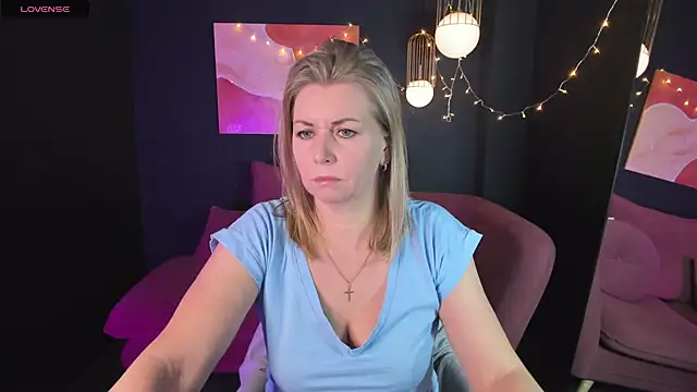 Snapshot of Annie_Light chatting on 02-07-25, 05:52 Annie Light online show from 02-07-25, 05:52