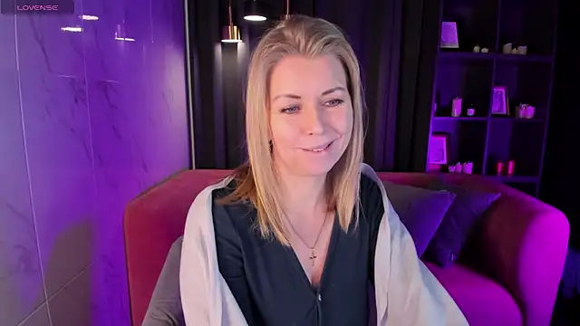 Snapshot of Annie_Light chatting on 02-11-25, 08:48 Annie Light online show from 02-11-25, 08:48