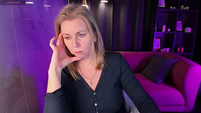 Snapshot of Annie_Light chatting on 02-11-25, 11:54 Annie Light online show from 02-11-25, 11:54