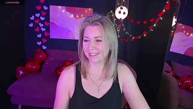 Snapshot of Annie_Light chatting on 02-15-25, 12:11 Annie Light online show from 02-15-25, 12:11