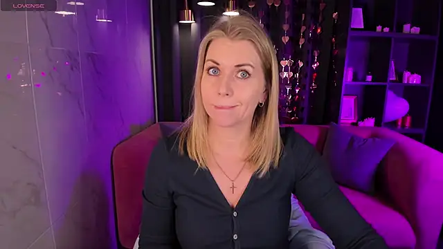 Snapshot of Annie_Light chatting on 02-20-25, 06:06 Annie Light online show from 02-20-25, 06:06