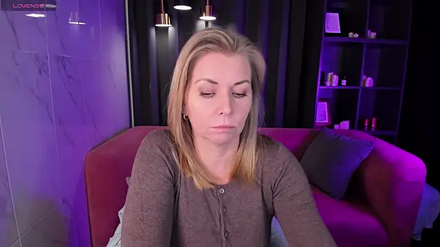 Snapshot of Annie_Light chatting on 02-25-25, 08:58 Annie Light online show from 02-25-25, 08:58