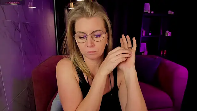 Snapshot of Annie_Light chatting on 02-28-25, 08:53 Annie Light online show from 02-28-25, 08:53
