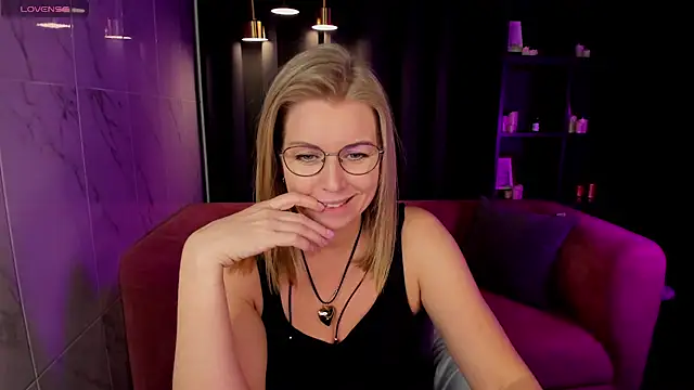 Snapshot of Annie_Light chatting on 02-28-25, 11:58 Annie Light online show from 02-28-25, 11:58