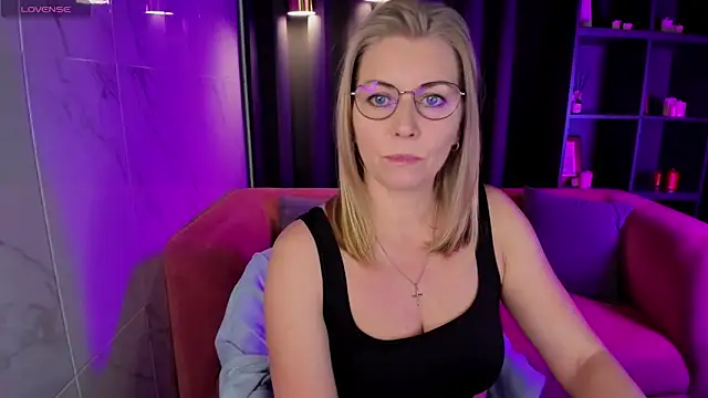 Snapshot of Annie_Light chatting on 03-07-25, 05:40 Annie Light online show from 03-07-25, 05:40