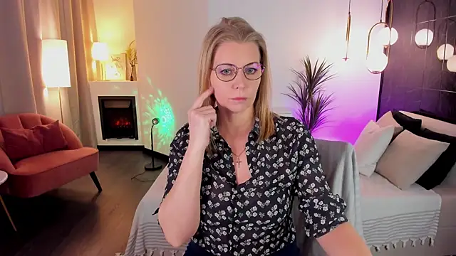 Snapshot of Annie_Light chatting on 03-15-25, 06:03 Annie Light online show from 03-15-25, 06:03