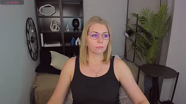 Snapshot of Annie_Light chatting on 03-21-25, 05:32 Annie Light online show from 03-21-25, 05:32