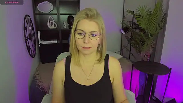 Snapshot of Annie_Light chatting on 03-21-25, 11:44 Annie Light online show from 03-21-25, 11:44