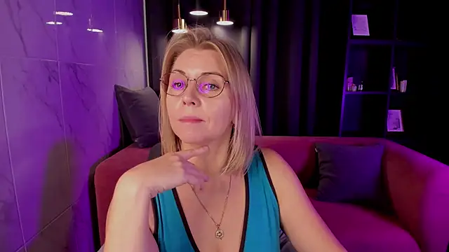 Snapshot of Annie_Light chatting on 09-16-25, 05:52 Annie Light online show from 09-16-25, 05:52