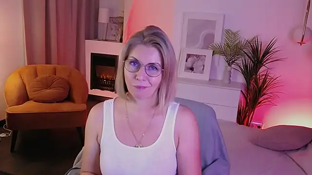 Snapshot of Annie_Light chatting on 10-15-25, 01:44 Annie Light online show from 10-15-25, 01:44