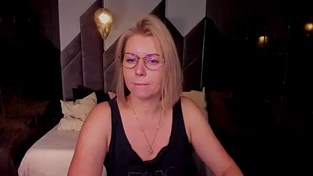 Snapshot of Annie_Light chatting on 10-16-25, 05:52 Annie Light online show from 10-16-25, 05:52