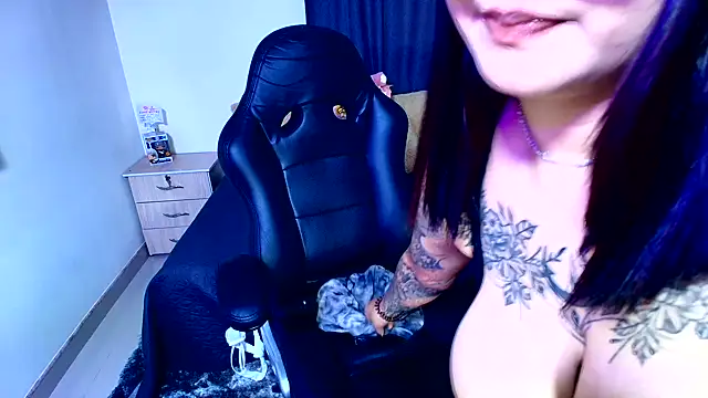 Snapshot of SweetIsabella_x chatting on 06-10-26, 06:01 SweetIsabella x online show from 06-10-26, 06:01
