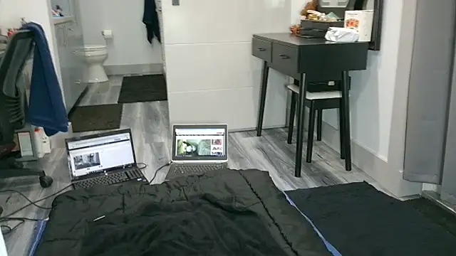 Snapshot of Smalldickcaged chatting on 05-09-26, 01:00 Smalldickcaged online show from 05-09-26, 01:00