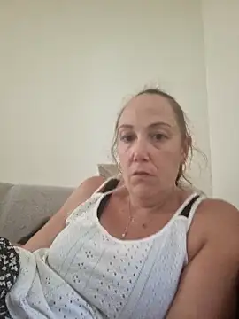 Snapshot of Wisie_Cutie chatting on 09-19-25, 03:45 Wisie Cutie online show from 09-19-25, 03:45