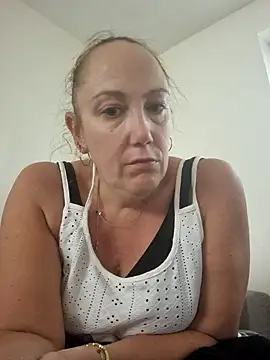 Snapshot of Wisie_Cutie chatting on 09-29-25, 02:33 Wisie Cutie online show from 09-29-25, 02:33