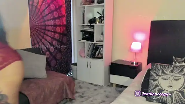 Snapshot of Thedollhoney chatting on 07-27-26, 03:41 Thedollhoney online show from 07-27-26, 03:41