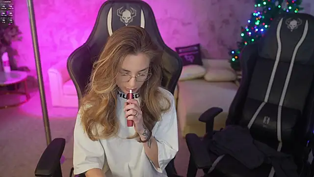 Snapshot of Kisasolo chatting on 12-17-25, 08:15 Kisasolo online show from 12-17-25, 08:15