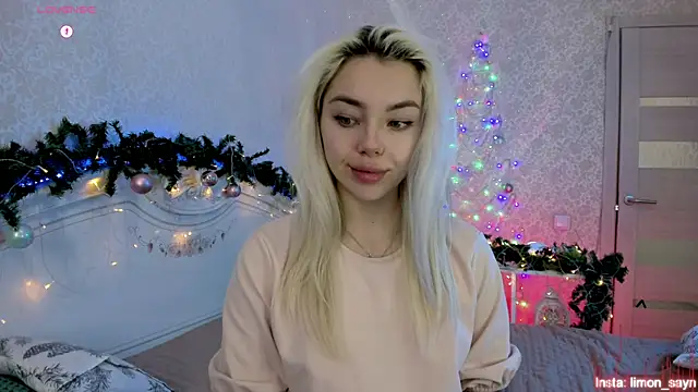 LillyMoure  online show from 12-15-25, 11:42