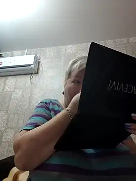 Snapshot of EffectFiona chatting on 02-02-25, 11:00 EffectFiona online show from 02-02-25, 11:00