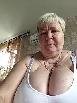Snapshot of EffectFiona chatting on 09-15-25, 02:33 EffectFiona online show from 09-15-25, 02:33